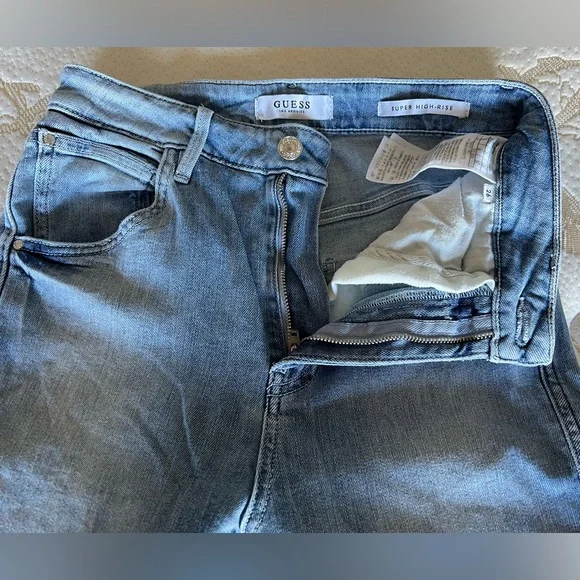 Guess Ripped Knee Jeans - Picture 3 of 5